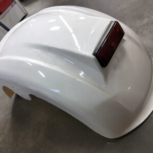 Kruiser: valkoinen vahvistettu takalokari heijastimella